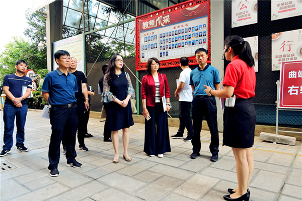 11111工作人员向楚雄州考察团介绍教师队伍建设情况_副本.jpg