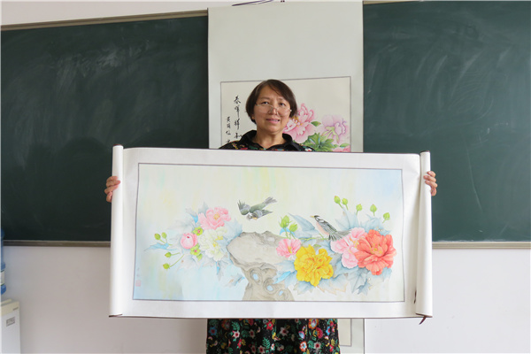 周冬梅展示自己的作品_副本.jpg