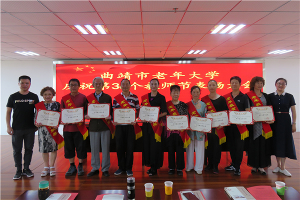 3.为获奖教师颁发证书_副本.jpg