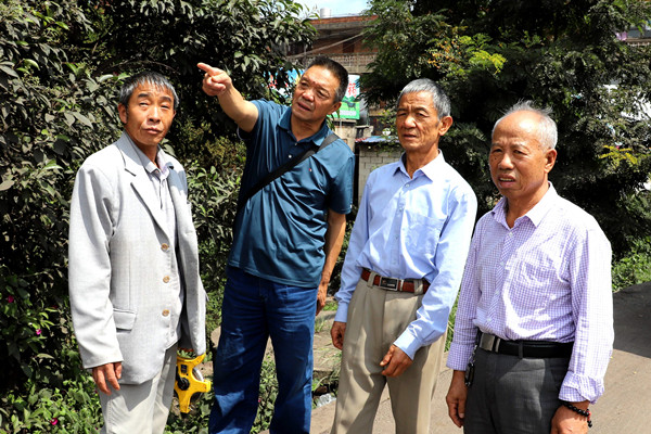赵信合（右二）在村中督促检查爱国卫生专项行动落实情况_副本.jpg