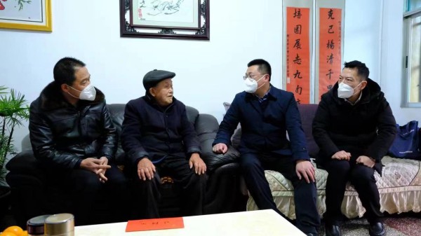 师宗县县长走访慰问离退休干部.jpg