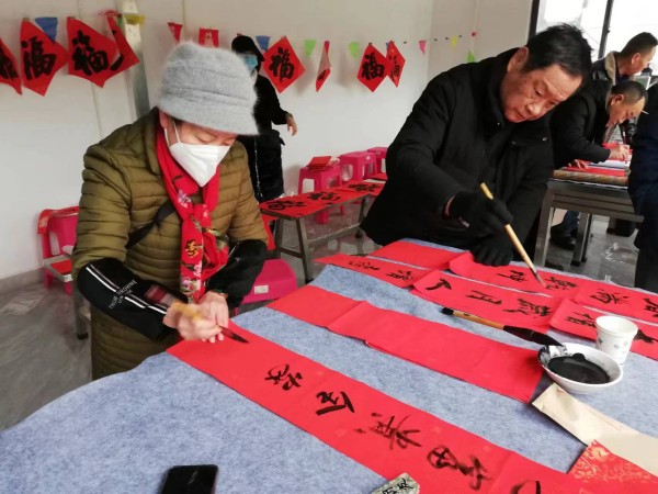 书法老师正在写春联.jpg 书法老师正在写春联.jpg