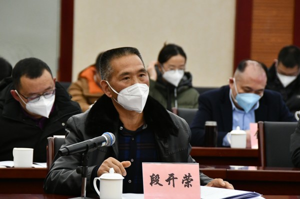 老领导参加政府工作报告征求意见座谈会.jpg