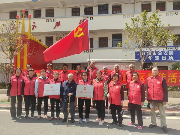 为夕阳红志愿服务团队送上奖牌.jpg