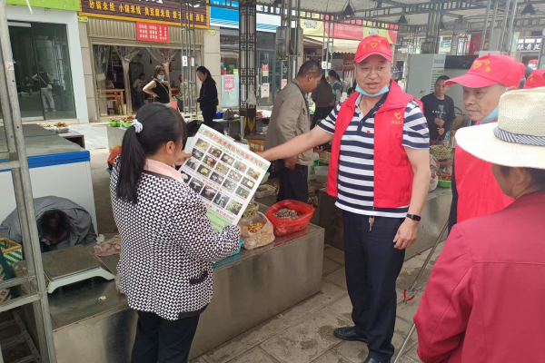 师宗县市场监督管理局离退休干部开展野生菌中毒防范志愿活动.png