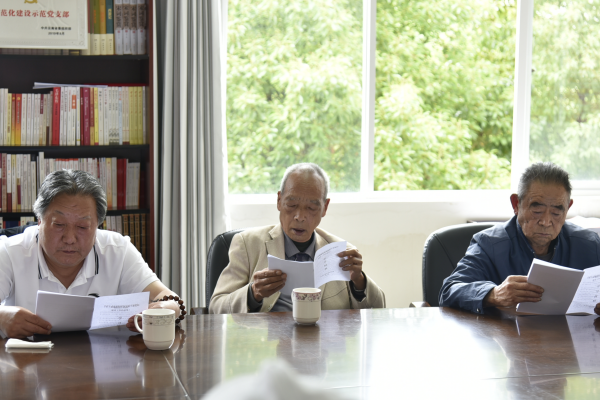 老同志认真阅读《意见》学习手册.png