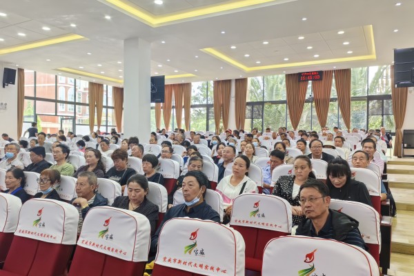 举办健康知识讲座.jpg