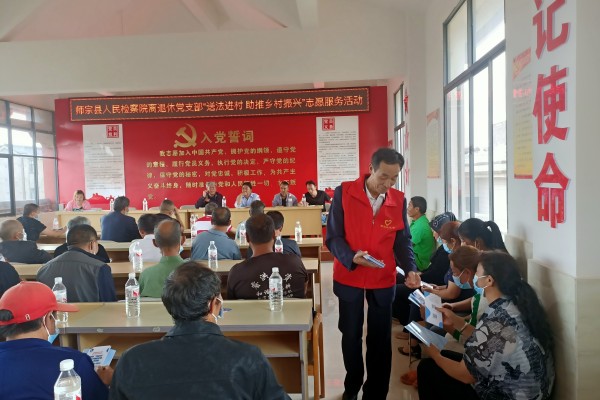 师宗县离退休干部送法下乡普法强基.jpg