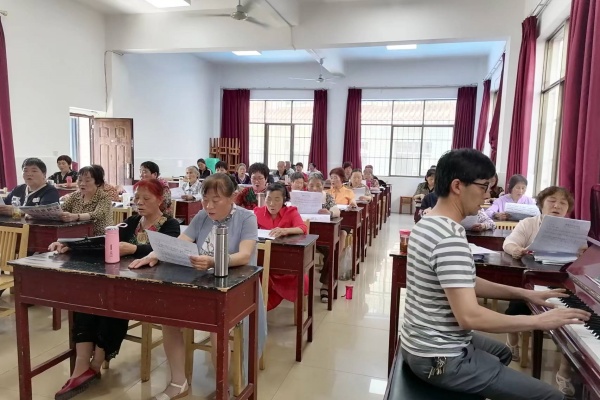 离退休老干部参加县老年大学声乐班学习.jpg 离退休老干部参加县老年大学声乐班学习.jpg