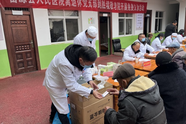 退休老医疗专家为敬老院老人开展义诊和发放药品.jpg