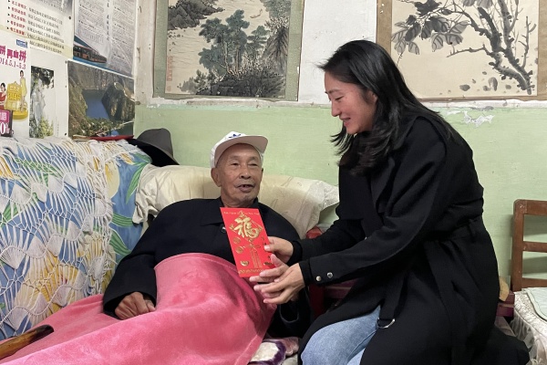 1.重阳节慰问退休老同志.jpg 1.重阳节慰问退休老同志.jpg