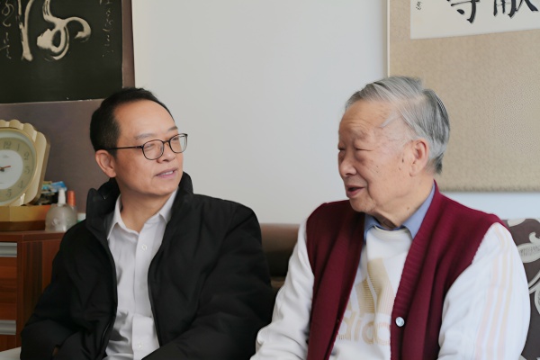 金飞（左1）和老同志.jpg