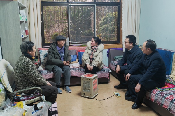 李建玲到富源县慰问.jpg 李建玲到富源县慰问.jpg