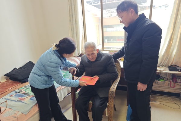 杨绚淋到罗平县慰问 (2).jpg