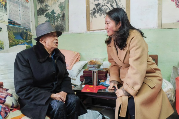 1.李建玲慰问杜绍平.jpg