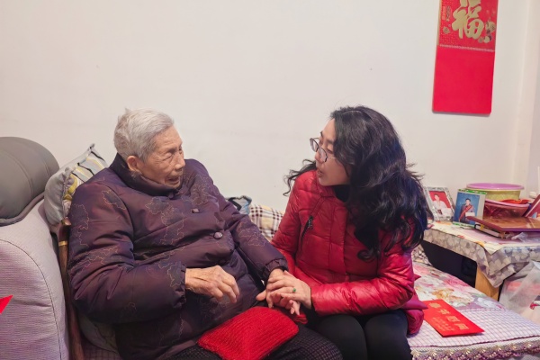2.赵洋慰问老干部.jpg