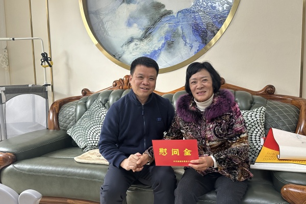 3.白文瀚慰问老干部.jpg