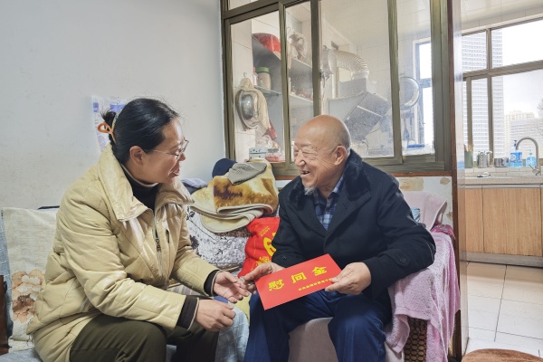4.俞丽娥慰问老干部.jpg