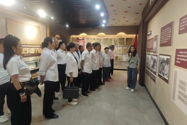 罗雄街道离退休党支部与罗雄街道红星社区学田党支部联合开展主题党日活动 (1).jpg